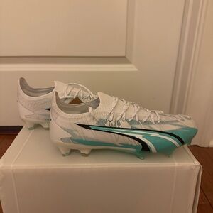 Puma White Teal Black Soccer Cleats never been worn before